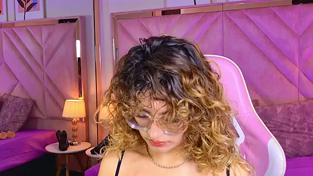 emilyjonesss  online show from April 6, 2026, 7:48 pm