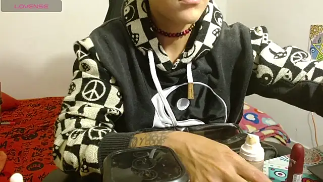 Divinejewel69 online show from April 14, 2026, 9:58 am