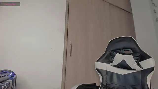 Axel  Blaze online show from April 16, 2026, 12:39 pm