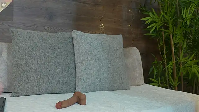 Lia Montclair online show from April 14, 2026, 4:50 am