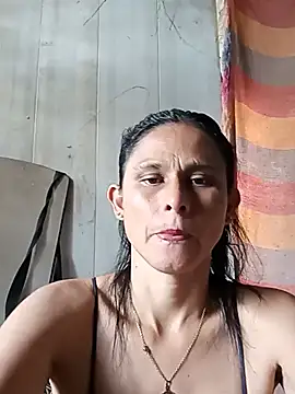 yuliitza4 online show from June 1, 2026, 9:36 pm