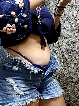 yuliitza4 online show from April 17, 2026, 3:37 pm