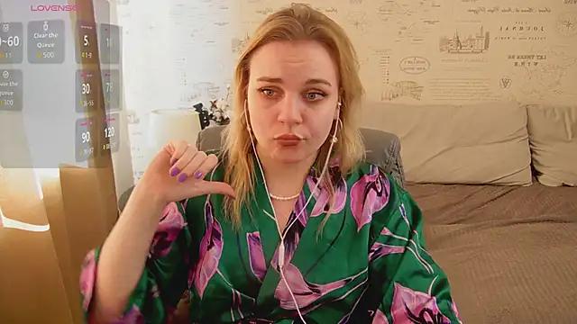 Snapshot of Glow_Margo chatting on June 23, 2026, 1:25 am Glow Margo online show from June 23, 2026, 1:25 am