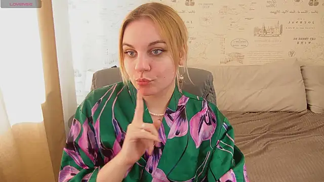 Snapshot of Glow_Margo chatting on June 20, 2026, 1:21 am Glow Margo online show from June 20, 2026, 1:21 am
