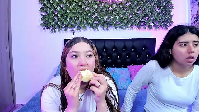 Snapshot of valeria_and_zoe chatting on May 29, 2026, 2:12 pm valeria and zoe online show from May 29, 2026, 2:12 pm