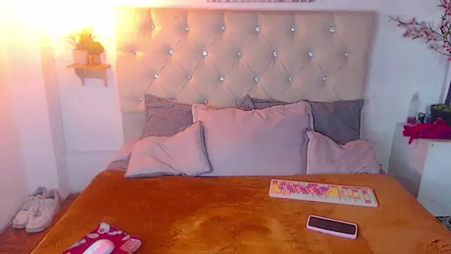 Snapshot of Rommen_N_Zoe chatting on May 20, 2026, 10:18 pm Rommen N Zoe online show from May 20, 2026, 10:18 pm