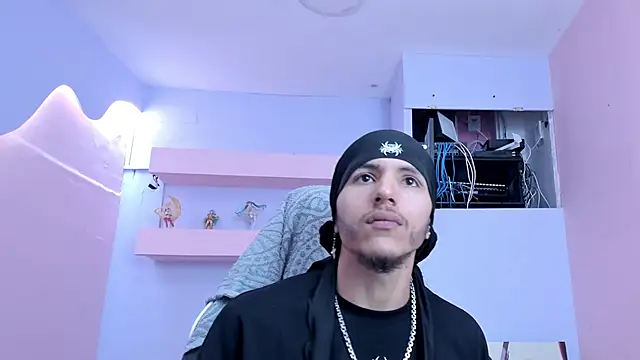 DanteLuxx online show from April 17, 2026, 4:37 am