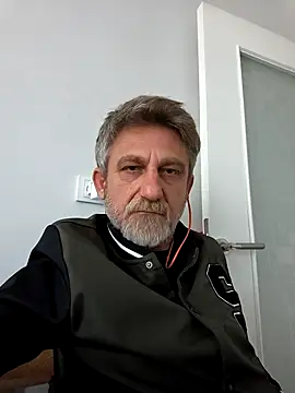 arelll34 online show from April 5, 2026, 2:13 pm