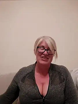 FlirtyFleur-x online show from April 2, 2026, 9:10 pm