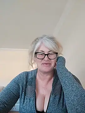 FlirtyFleur-x online show from April 2, 2026, 7:04 am