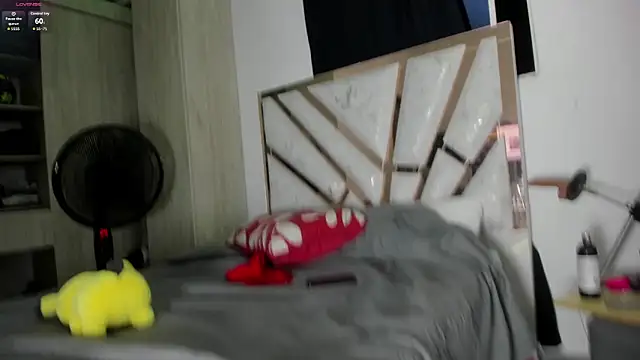 yerliss petitee online show from April 15, 2026, 2:39 am