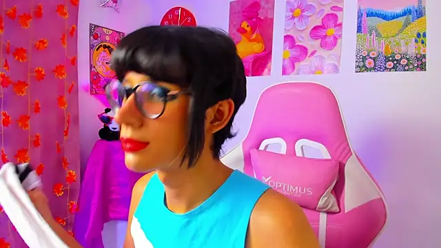 Madeline 21 online show from April 17, 2026, 12:08 pm