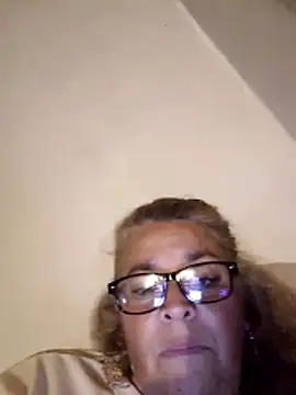 momismilf544 online show from April 1, 2026, 5:31 am