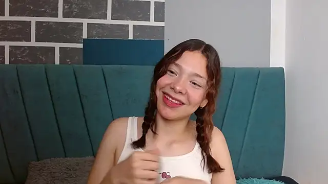 Snapshot of Sweet_kitty_05 chatting on April 21, 2026, 2:51 am Sweet kitty 05 online show from April 21, 2026, 2:51 am