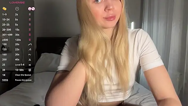 AlexaDeviliciouss online show from April 18, 2026, 3:36 pm