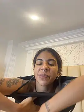Snapshot of VioletaHills_ chatting on May 28, 2026, 12:33 pm VioletaHills online show from May 28, 2026, 12:33 pm