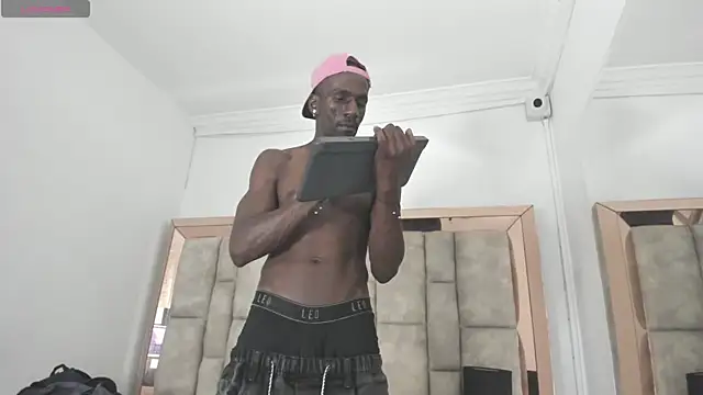 Snapshot of Titan_Moreno_ chatting on June 24, 2026, 2:32 am Titan Moreno online show from June 24, 2026, 2:32 am