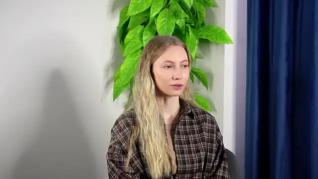 Snapshot of YuetteRaef chatting on March 5, 2026, 5:59 am YuetteRaef online show from March 5, 2026, 5:59 am