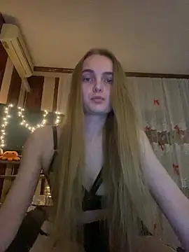 Snapshot of LunaVey chatting on May 12, 2026, 6:36 pm LunaVey online show from May 12, 2026, 6:36 pm
