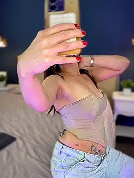 Jadee 01 online show from April 8, 2026, 11:06 pm