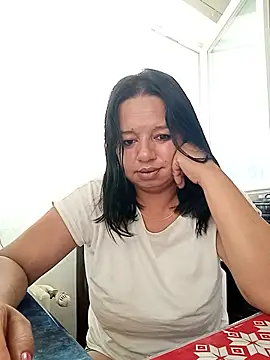 Snapshot of roxana_e43 chatting on June 14, 2026, 4:19 pm roxana e43 online show from June 14, 2026, 4:19 pm