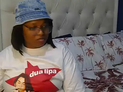 Snapshot of Cuddle_Zee chatting on May 5, 2026, 2:20 pm Cuddle Zee online show from May 5, 2026, 2:20 pm