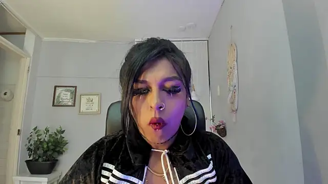 Nahomy Collins  online show from March 31, 2026, 7:38 pm