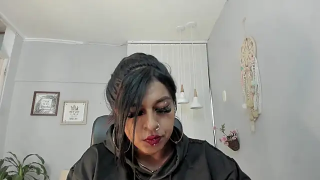 Nahomy Collins  online show from March 20, 2026, 7:37 pm