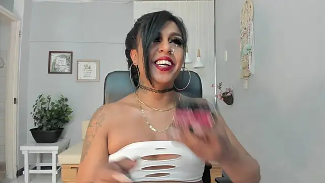 Nahomy Collins  online show from March 28, 2026, 7:15 pm