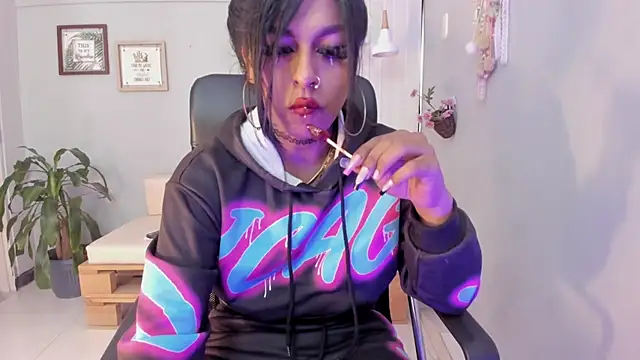 Nahomy Collins  online show from March 18, 2026, 7:48 pm