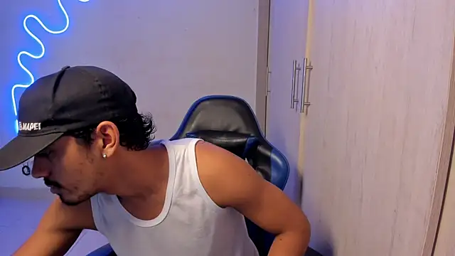 jossi12345j online show from April 14, 2026, 5:01 am