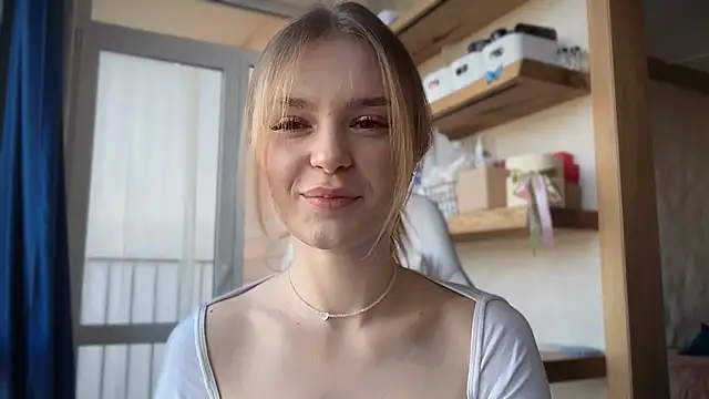 cyberl0ve  online show from April 15, 2026, 1:37 pm