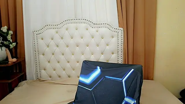 Seductive sophie online show from April 15, 2026, 2:17 am