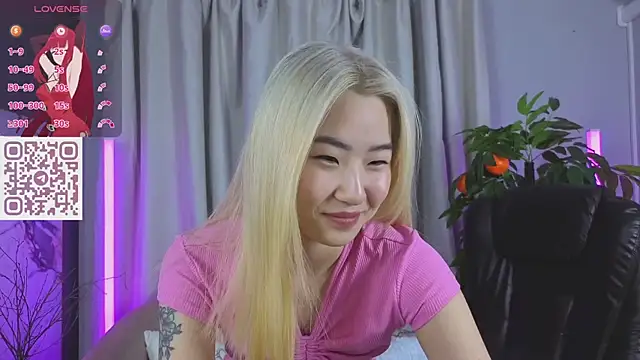 Snapshot of YunnaLuv chatting on March 4, 2026, 1:02 am YunnaLuv online show from March 4, 2026, 1:02 am