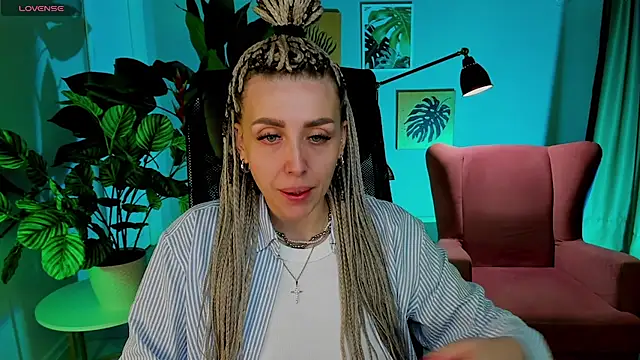 Snapshot of MonicaRiley chatting on June 19, 2026, 9:04 am MonicaRiley online show from June 19, 2026, 9:04 am