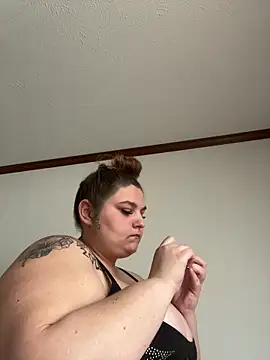 bbwnikki69 online show from April 19, 2026, 9:06 pm