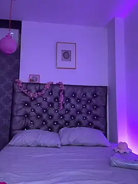 LauriLenix online show from April 12, 2026, 7:39 pm