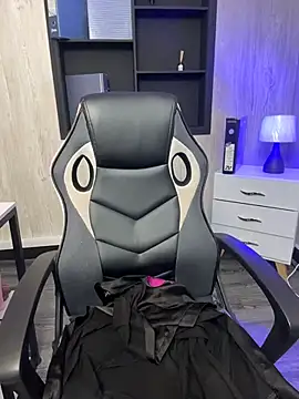 Cherry Charlottee online show from April 10, 2026, 7:32 pm