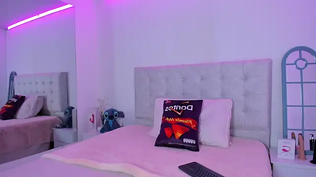 Vanessa cruz 18 online show from April 21, 2026, 6:47 pm