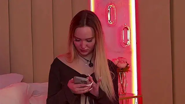 JuliaHotty  online show from March 14, 2026, 5:30 pm