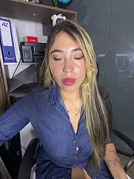 Snapshot of ManuelaVeeleez chatting on June 5, 2026, 4:17 am ManuelaVeeleez online show from June 5, 2026, 4:17 am