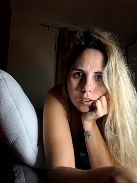 Emilyvuxa online show from May 25, 2026, 9:35 pm