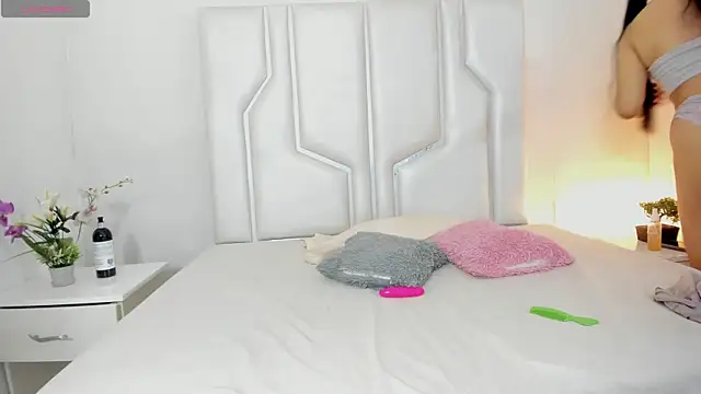 Miaatorres  online show from April 17, 2026, 12:08 pm