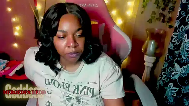 Snapshot of Goddess_MercedesRedd chatting on May 23, 2026, 1:21 pm Goddess MercedesRedd online show from May 23, 2026, 1:21 pm