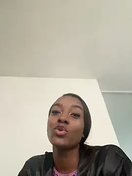 SandyAdaezee online show from April 17, 2026, 7:06 pm