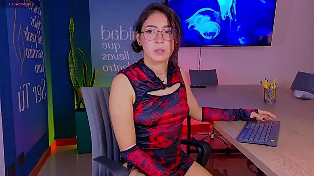 MiiaCullens online show from April 15, 2026, 12:32 pm