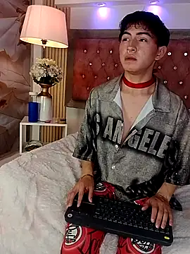 Cristopher Wild online show from April 7, 2026, 9:00 am