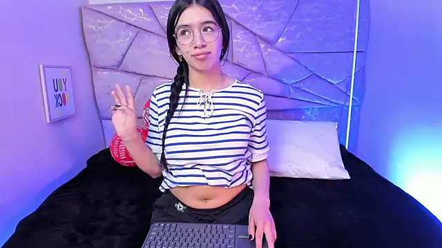 Snapshot of Amara_Velle chatting on July 2, 2026, 12:44 pm Amara Velle online show from July 2, 2026, 12:44 pm