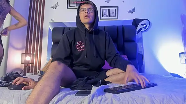 dalhia and hades online show from March 31, 2026, 1:02 pm