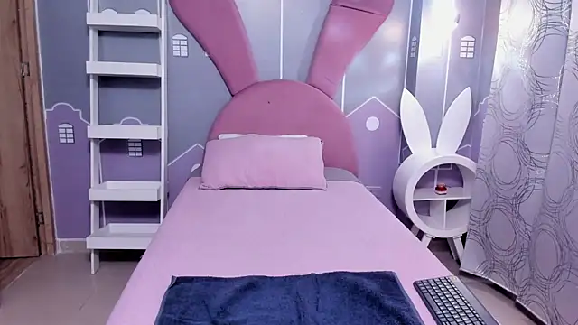 EmmaThompson   online show from April 15, 2026, 1:44 am